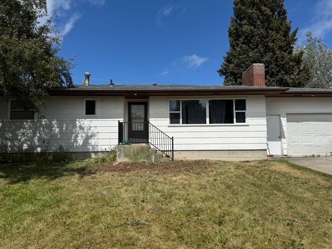 Primary Photo - Pet Friendly 4 Bedroom House!