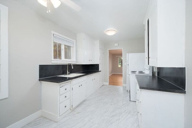 Building Photo - 2BD Vintage Charm in Downtown Vancouver- Prime Location!!