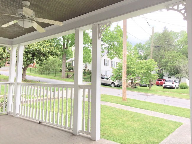 Foto del edificio - 923 E Hillcrest Dr