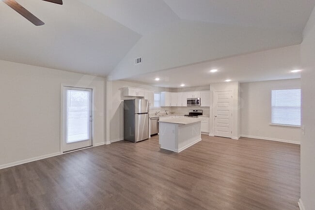 Building Photo - 114 Western Red Cedar Dr