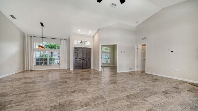 Foto del edificio - 4-Bedroom Home with Pool in Eastlake Commu...