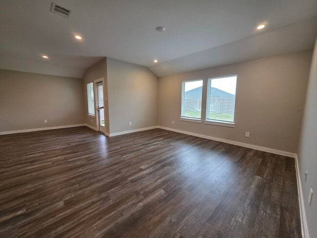 Foto del edificio - 1131 Hughes Crossing Dr