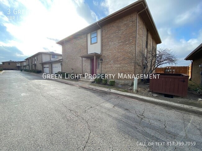 Building Photo - 3 Greentree Ln