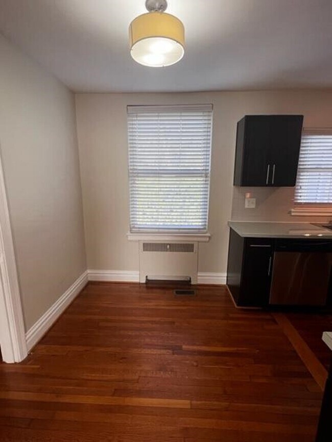 Foto del edificio - 1108 W Friendly Ave