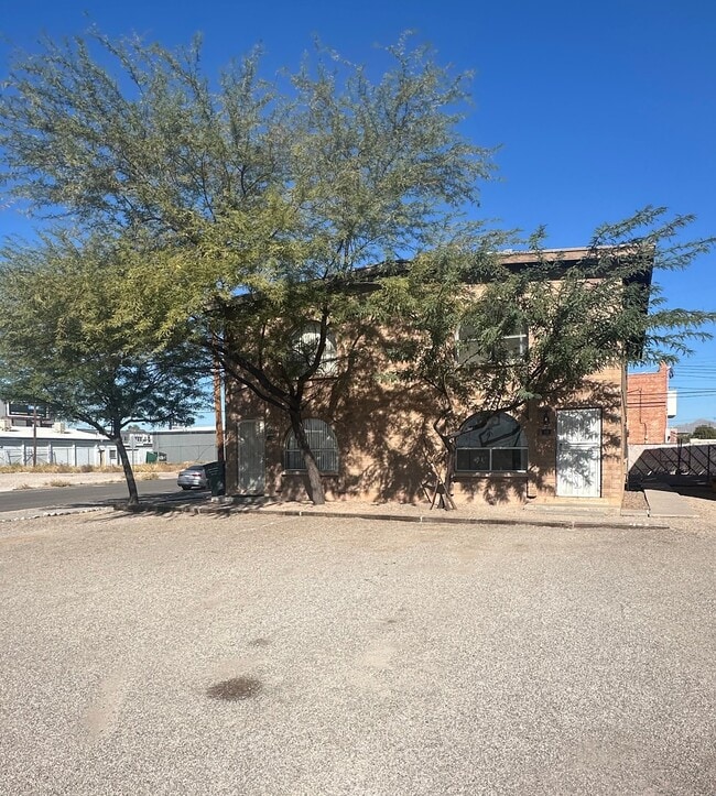 Building Photo - 1105 E 12th St