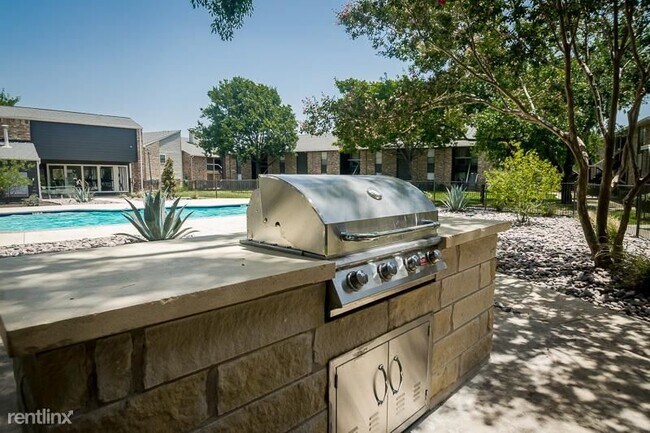 Foto del edificio - 2 br, 1 bath Condo - 1500 S Interstate 35 ...