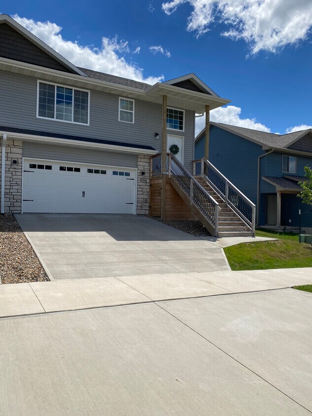 1204 Creekside Dr, Tiffin, IA 52340 House Rental in Tiffin, IA