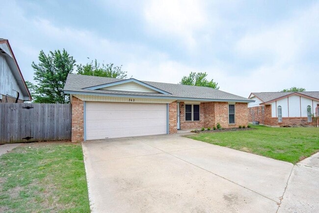 Building Photo - 742 W Juniper Dr