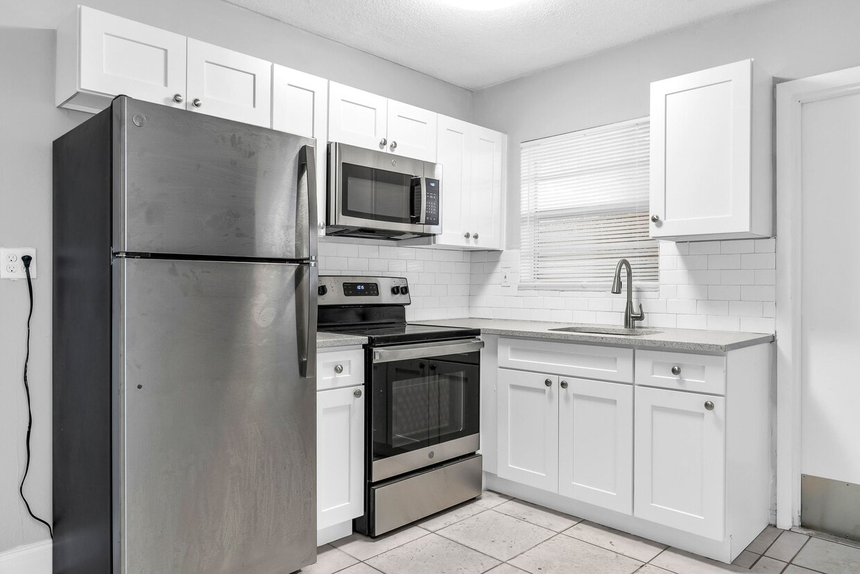 Primary Photo - Updated 1bd Apartments - Walk to Young Cir...