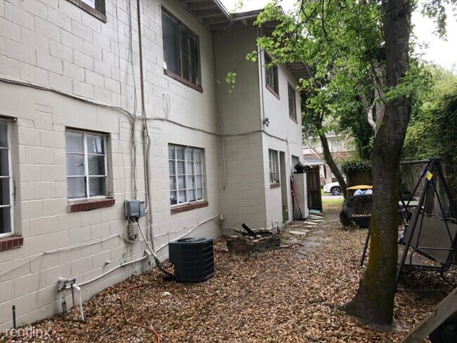 Building Photo - 2 br, 1 bath Apartment - 3018 Oak St
