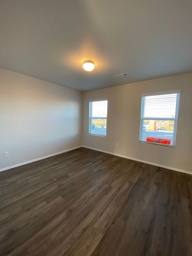 Building Photo - Three Bedroom | Two Bathroom Home in Fox Tail