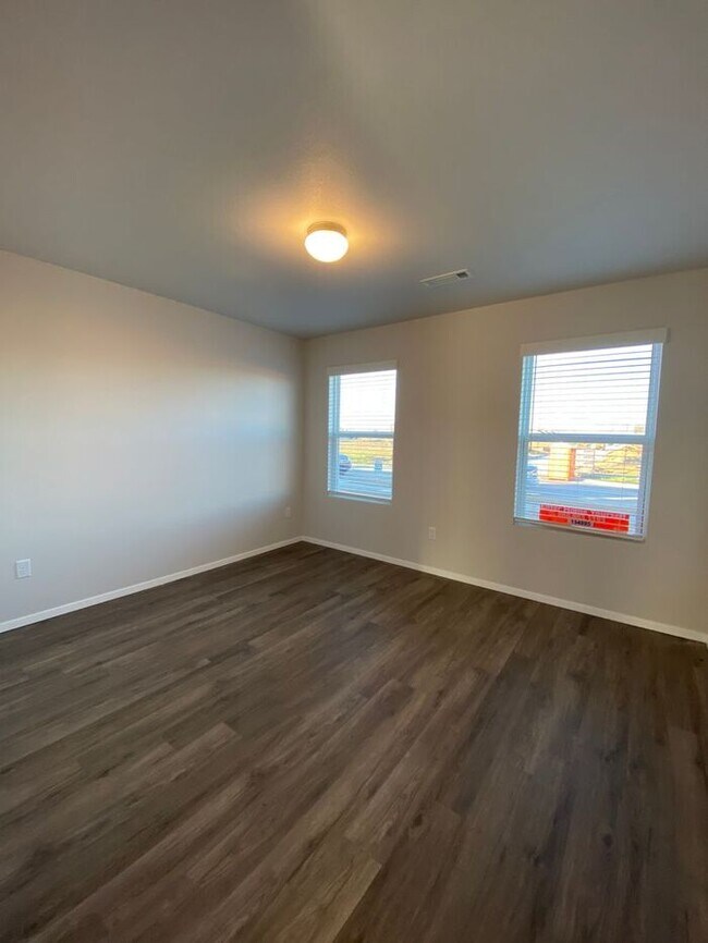 Foto del edificio - Three Bedroom | Two Bathroom Home in Fox Tail