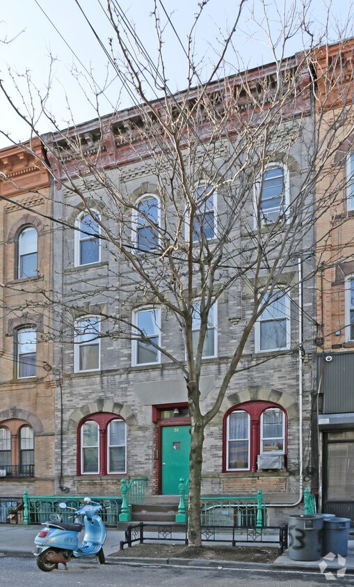 Foto del edificio - 51 Driggs Ave