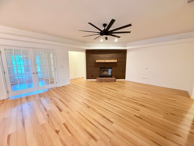 Foto del edificio - Spacious 3 Bed/2 Bath + Bonus Room