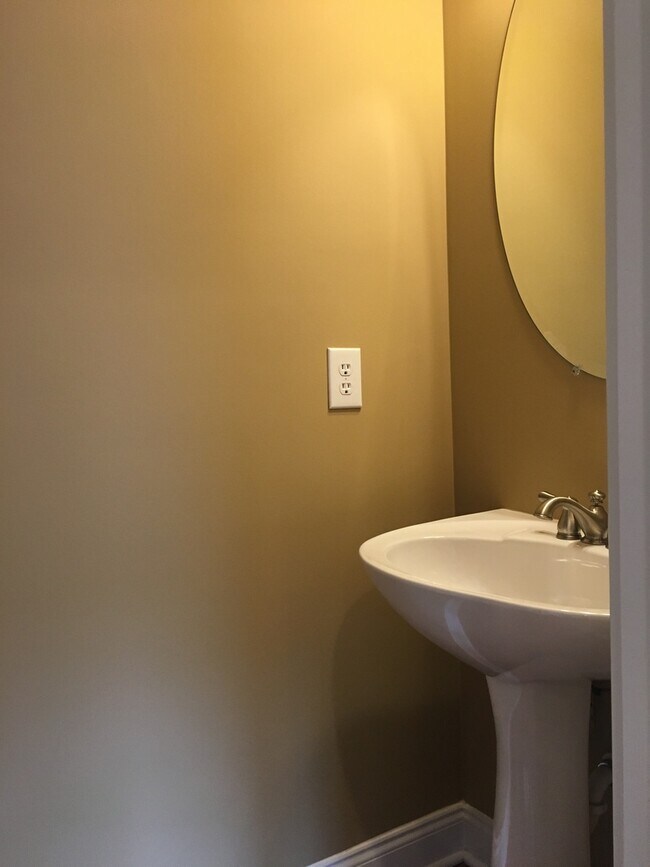 Building Photo - Spacious 2 bedroom town home Vandy/West End