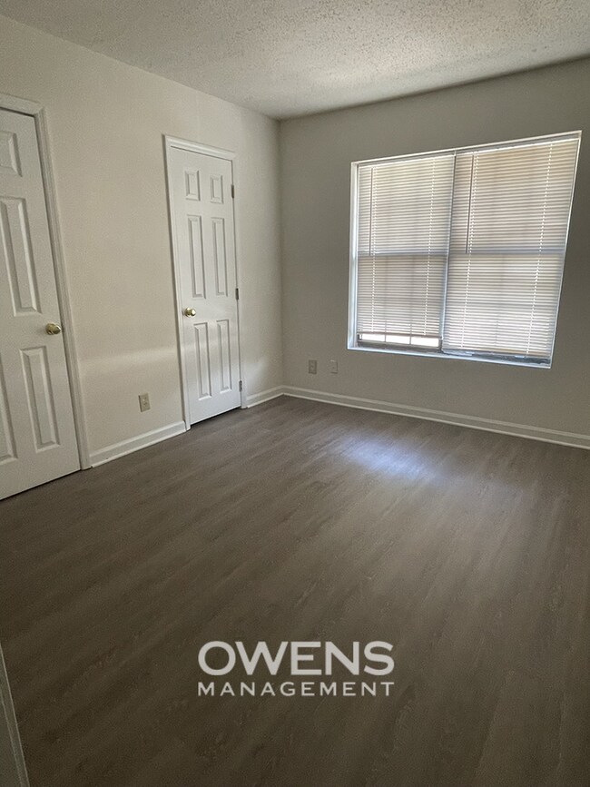 Foto del edificio - Condo with Lake Access Available Immediately