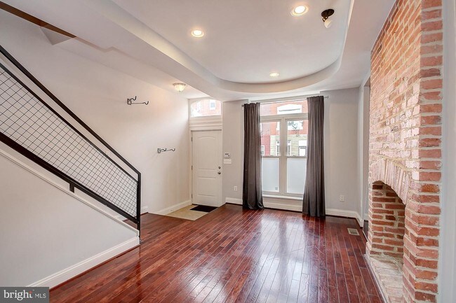 Building Photo - 327 E 21st St