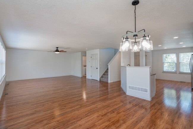 Building Photo - Super Beautiful Englewood 3 Bedroom Home A...