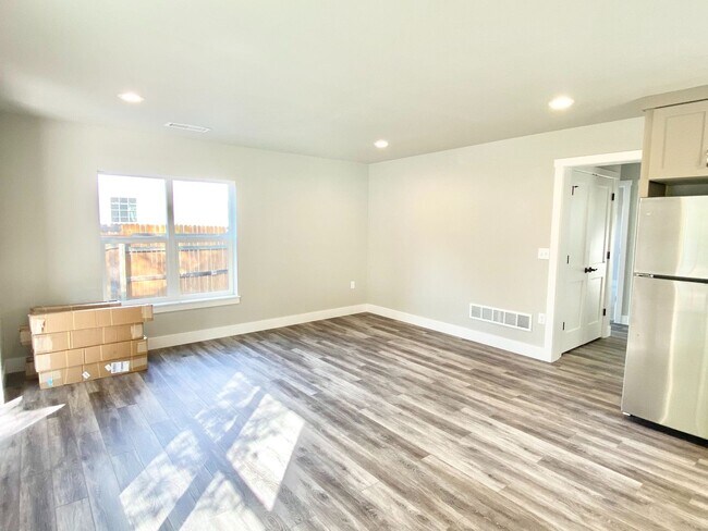 Building Photo - 614 Lesser Dr