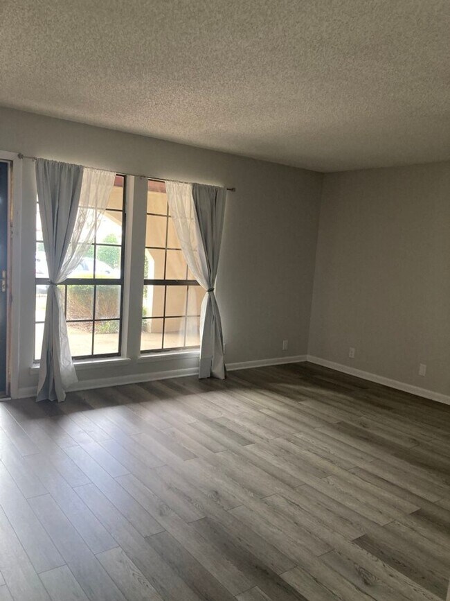 Foto del edificio - Renovated and Affordable Bellevue Condo