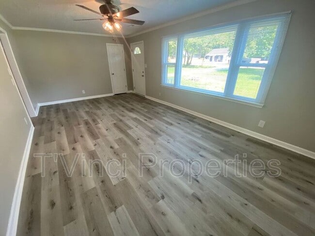 Building Photo - 3 Bedroom, 1 Bathroom House in Greensboro!