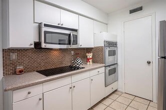Building Photo - 10767 Villager Rd