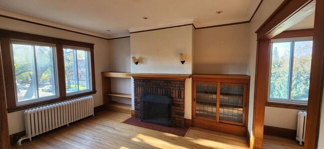 Building Photo - 4993 Av Connaught