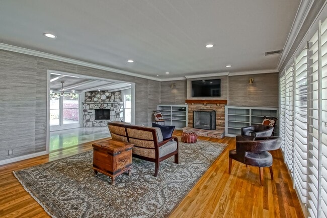 Building Photo - BEAUTIFULLY REMODELED, 3BR2BA MODERN RANCH...