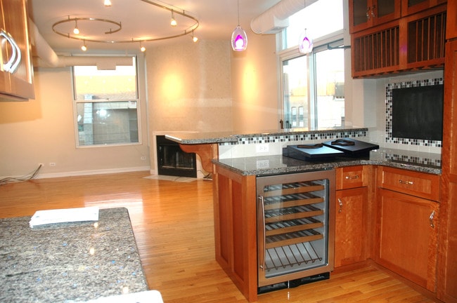 Open floor plan w/ wine fridge - 525 N Ada St