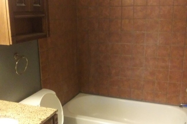 Foto del edificio - 2402 Whispering Woods Blvd