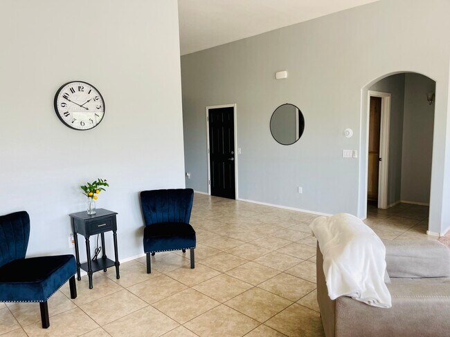 Foto del edificio - 361 W Charles L Mckay St