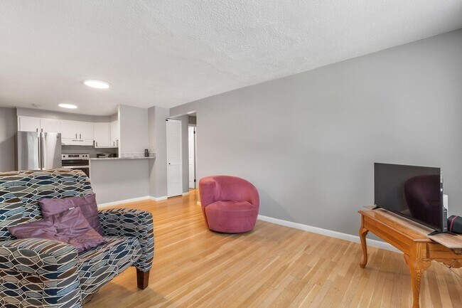 Foto del edificio - 99 Cluff Crossing Rd