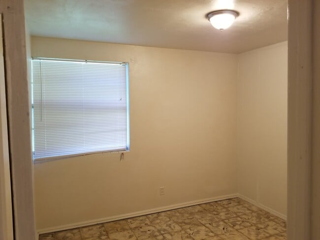 Foto del edificio - 1335 W 12th St