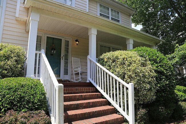 Building Photo - Beautifully Updated Home in Desirable Scho...