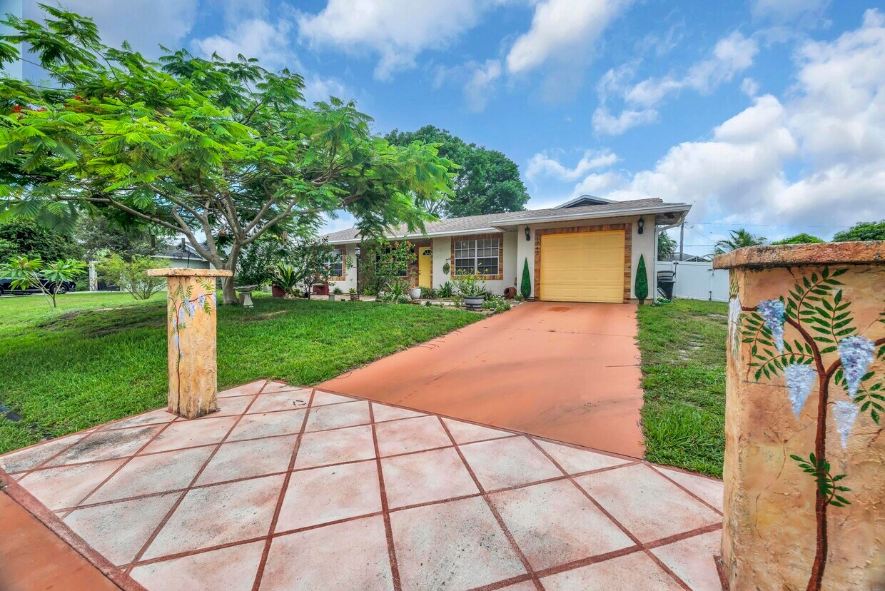 Primary Photo - 1742 SW Hampshire Ln