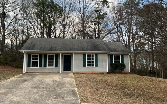 Building Photo - Charming 3 Bedroom 2 Bath Home located on ...