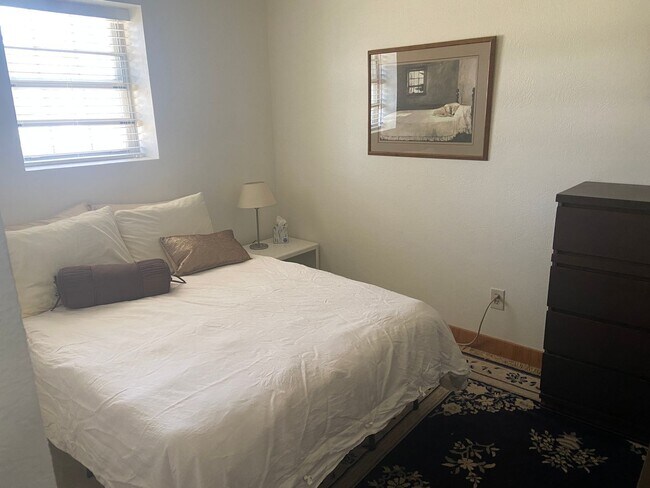 Foto del edificio - Private bedroom, bath and living room with a kitchenette in the lower 1/3 of Louisville tri-level...