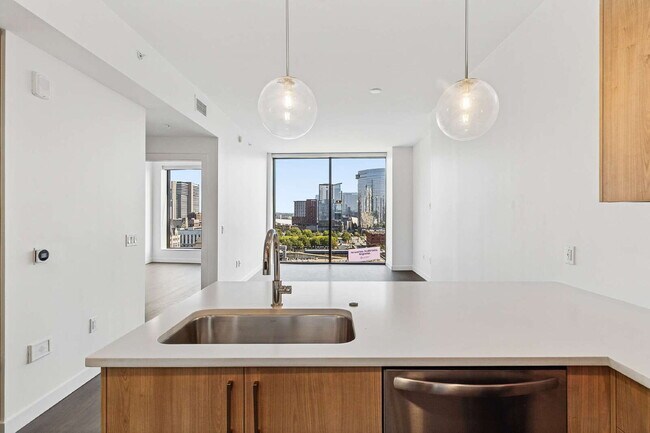 Foto del edificio - Luxury Gulch Living 1-Bedroom Condo with Scenic Views & Luxurious Amenities in Nashville