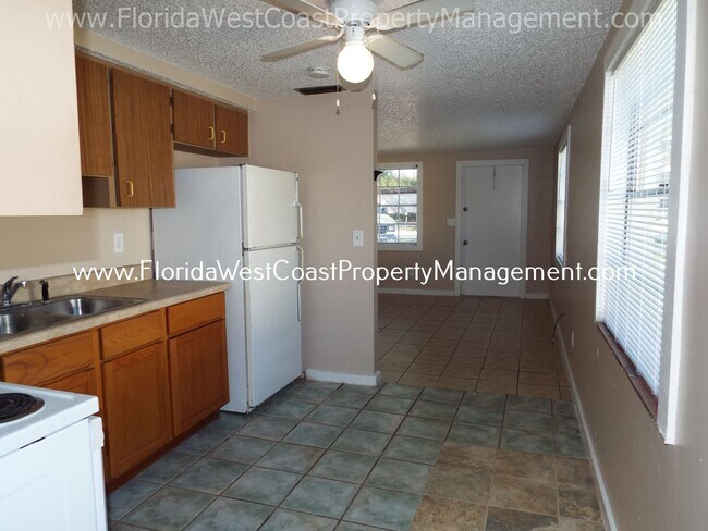 Foto del edificio - SUPER LOCATION! EAST MANATEE/ 3 BED/1 BATH...