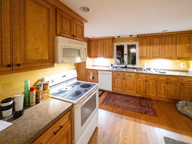 Building Photo - 9 E Jefferson Cir