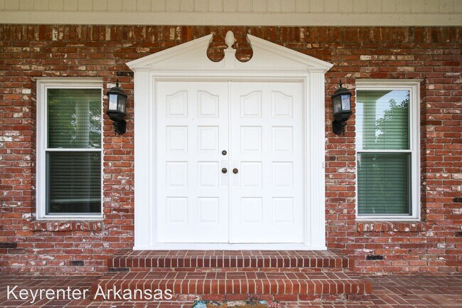 Building Photo - 4 br, 3 bath House - 636 N E St