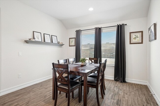 Building Photo - Immaculate 3 Bed, 2 Bath