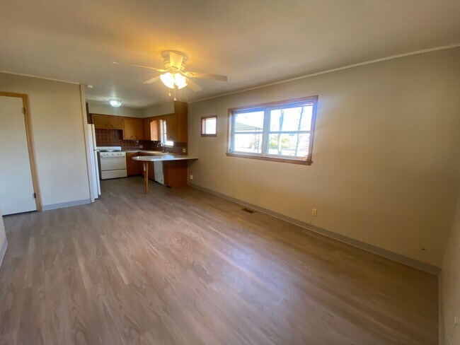 Building Photo - 2 bedroom 1.5 bath charming home