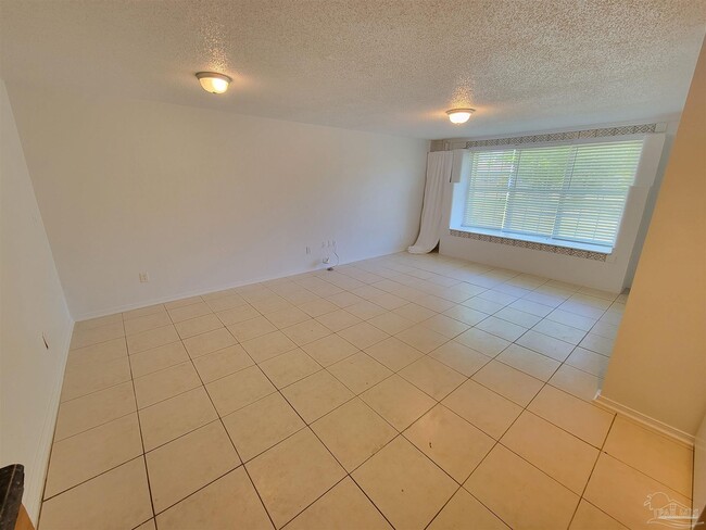 Building Photo - 712 N 49th Ave