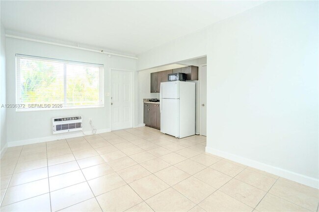 Foto del edificio - 8315 Byron Ave