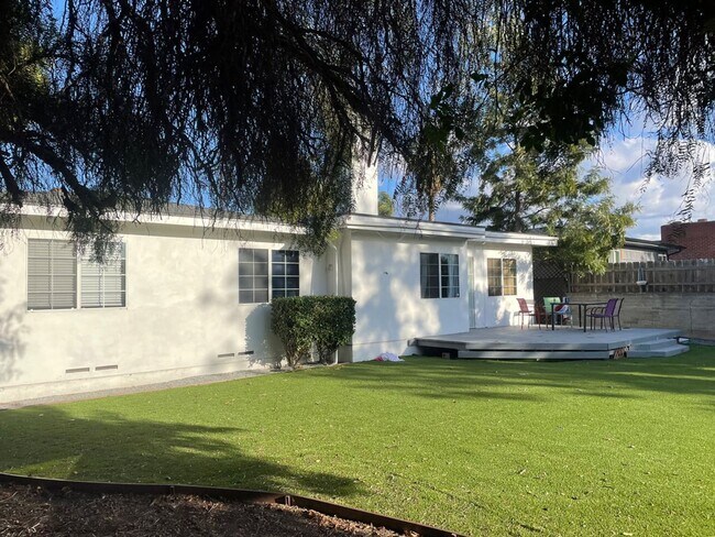 Foto del edificio - Great Views! Large 5 Bed 2 Bath House with a Quick Walk to Campus!!