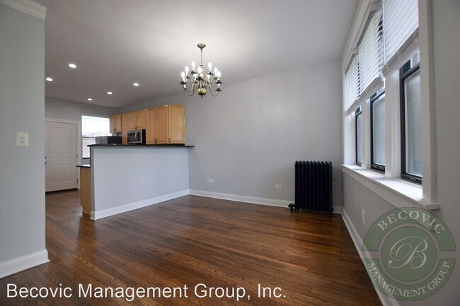 Building Photo - 7618-7626 N Eastlake Terrace