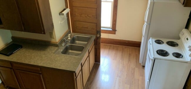 Building Photo - 1329 State St