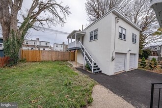 Building Photo - 717 Miller St