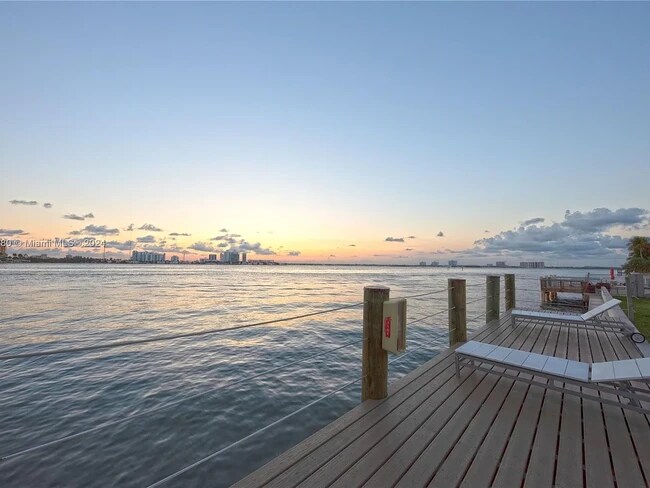 Foto del edificio - 2250 Bay Dr